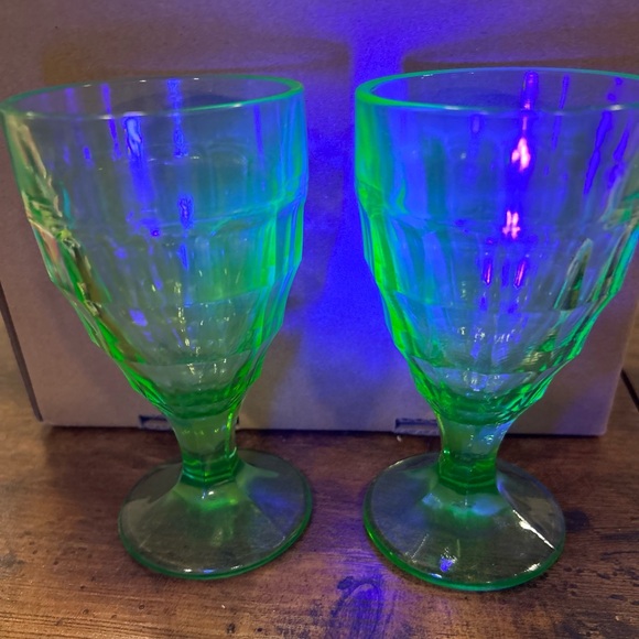 Pair of 1930s uranium Colonial Block Footed Tumblers - Picture 9 of 9